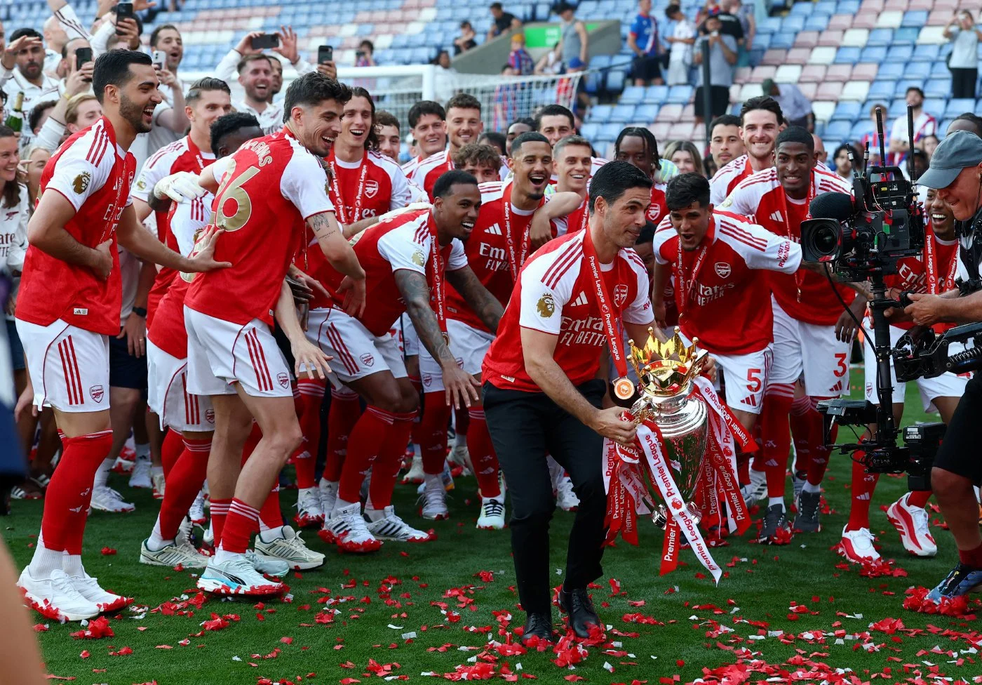 Arsenal Crowned Champions, Lift Premier League Trophy